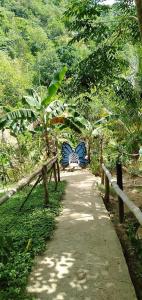 Un sentiero in una foresta con sopra un oggetto blu. di Raw Camping at Camping Paradise Singalong Mountain Garden ad Antipolo