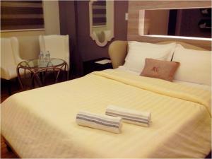 Voodi või voodid majutusasutuse Malabon Grand Hotel and Events Place toas