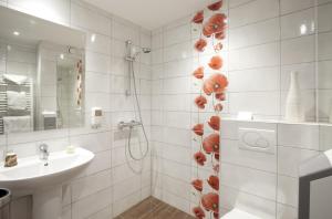 Um banheiro em Logis Hôtel Duquesne