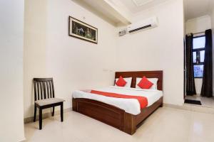Giường trong phòng chung tại Hotel Pacific Inn +2 ảnh