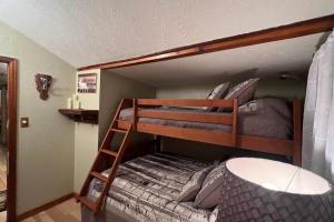 ein paar Etagenbetten in einem Zimmer in der Unterkunft Thorpe On The Water. Creekside Nederland Cabin. in Nederland