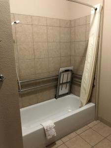 uma banheira na casa de banho com um chuveiro em Baymont by Wyndham Decatur em Decatur