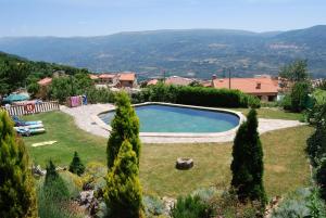 Bazén v ubytovaní Casa Rural El Regajo Valle del Jerte alebo v jeho blízkosti