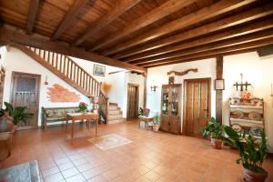 una gran sala de estar con techo de madera. en Casa Rural El Regajo Valle del Jerte, en El Torno