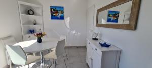 Kuchyňa alebo kuchynka v ubytovaní Appartement devant la plage avec piscine