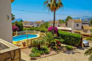 モライラにあるRondel - sea view villa with private pool in Costa Blancaの庭にスイミングプールがあるヴィラ