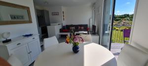 Posedenie v ubytovaní Appartement devant la plage avec piscine