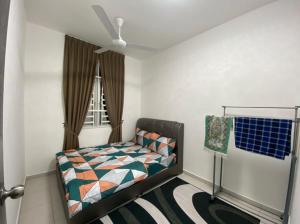 Habitación pequeña con cama y ventana en Rosnah Homestay, en Kampong Ayer Resam