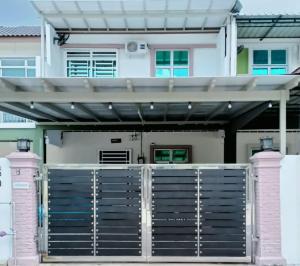 un portail en face d'une maison dans l'établissement Rosnah Homestay, à Kampong Ayer Resam