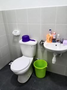 Phòng tắm tại Rosnah Homestay