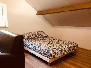 En eller flere senge i et værelse på Gîte la mosane