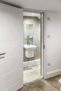 a bathroom with a sink and a mirror at Cosy 1-BDR w/ free parking in central Reading in Reading