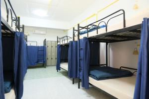 Двухъярусная кровать или двухъярусные кровати в номере Sweed Dee Hostel