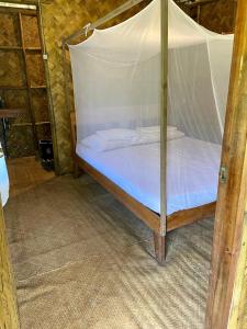 Bett in einem Zelt in einem Zimmer in der Unterkunft Back Trippers Inn in San Vicente