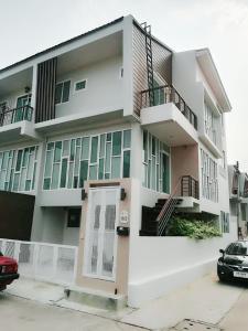 Bangunan di mana terletaknya vila ini