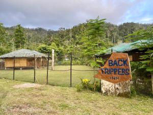 Ein Schild, auf dem steht, dass Fallensteller fest neben einem Zaun sind. in der Unterkunft Back Trippers Inn in San Vicente