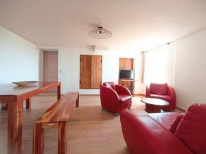 salon z czerwonymi krzesłami i drewnianym stołem w obiekcie Gite avec piscine "La maison de Valentine" en Provence w mieście Le Plan