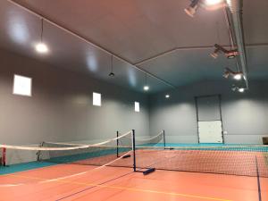 a tennis court with a net in a room at Koli caravan cottages in Kolinkylä