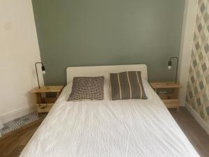 Posteľ alebo postele v izbe v ubytovaní 1st Floor Cozy Central Flat with free parking