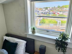 Habitación con ventana y vistas al puerto en New Executive Apartment Perfect for Contractors & Pilots en Bishops Stortford
