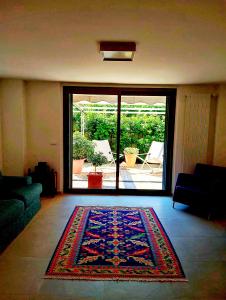 sala de estar con alfombra en el suelo en Dimora Deva, en Pescara