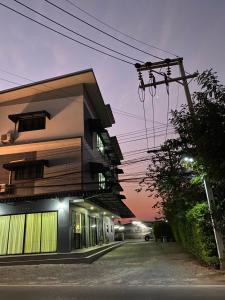 ein Gebäude in der Nacht auf einer Straße in der Unterkunft DD Modern House in Surat Thani