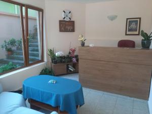 salon z niebieskim stołem w pokoju w obiekcie Hotel Orchidea w mieście Sozopol