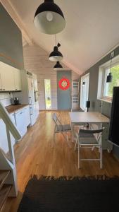 Kuchyň nebo kuchyňský kout v ubytování Floda, Minihus på 62m2 för plats för 4 vuxna och 2 barn