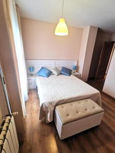 Łóżko lub łóżka w pokoju w obiekcie Riaza Vacacional - Apartamento en el centro