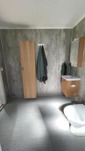 uma casa de banho com um lavatório e um WC num quarto em Floda, Minihus på 62m2 för plats för 4 vuxna och 2 barn em Floda