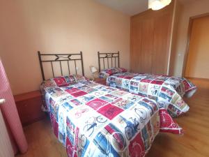 Łóżko lub łóżka w pokoju w obiekcie Riaza Vacacional - Apartamento en el centro
