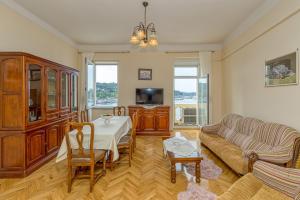 uma sala de estar com um sofá e uma mesa em Apartment Viking Rovinj with Sea View em Rovinj