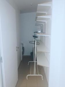 a hallway with white stairs in a white room at Appartement T2 indépendant avec terrasse et parking gratuit - Proche palais des congrès-Baie de Saint-Brieuc in Ploufragan