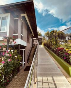 - un balcon d'une maison ornée de fleurs et de plantes dans l'établissement Radosri, à Coonoor