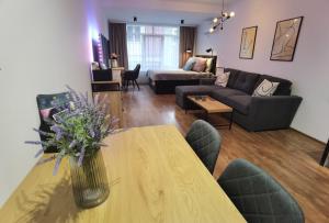 Una sala de estar con un jarrón de flores sobre una mesa. en Studio Freyja, en Kazanlak
