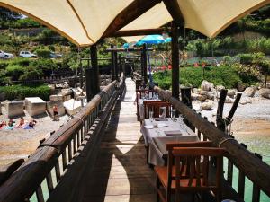 un ristorante con tavoli e sedie sulla spiaggia di Villa Borsacchio a Roseto degli Abruzzi