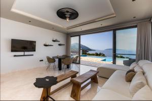 A television and/or entertainment centre at Villa Di Capri