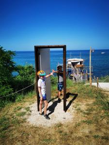 due ragazzi in piedi davanti a una porta di Villa Borsacchio a Roseto degli Abruzzi