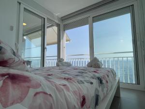Posteľ alebo postele v izbe v ubytovaní OverTheSea - PUEBLECITO Apartment