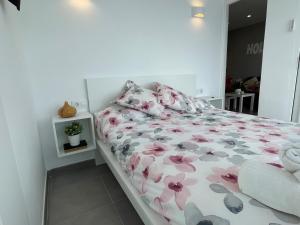 Posteľ alebo postele v izbe v ubytovaní OverTheSea - PUEBLECITO Apartment