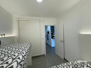 Posteľ alebo postele v izbe v ubytovaní OverTheSea - PUEBLECITO Apartment