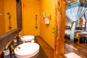 Ванна кімната в Buffalo Safari Lodge