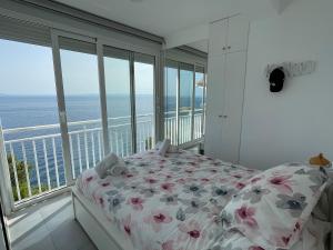 Posteľ alebo postele v izbe v ubytovaní OverTheSea - PUEBLECITO Apartment