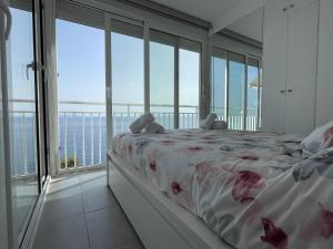 Posteľ alebo postele v izbe v ubytovaní OverTheSea - PUEBLECITO Apartment