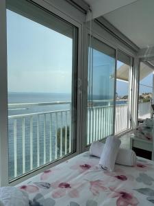 Posteľ alebo postele v izbe v ubytovaní OverTheSea - PUEBLECITO Apartment