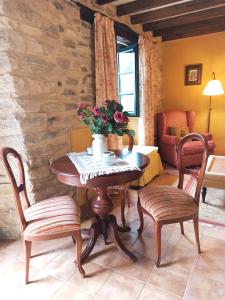 comedor con mesa y 2 sillas en Rego das Viñas, en Vivero