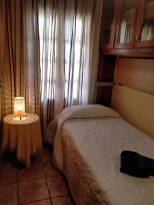 - une chambre avec un lit et une table avec une lampe dans l'établissement Casa Alberto, à Breña Baja