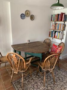 a dining room with a wooden table and chairs at Charming townhouse in Bruton in Bruton