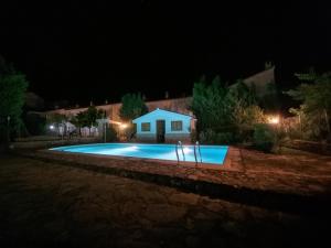 Bazén v ubytovaní EL REFUGIO DE GORIZ alebo v jeho blízkosti