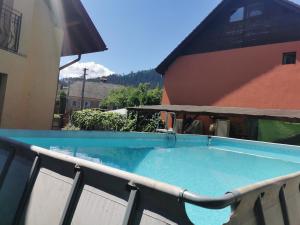 The swimming pool at or close to Pensiunea Vila Mocanilor